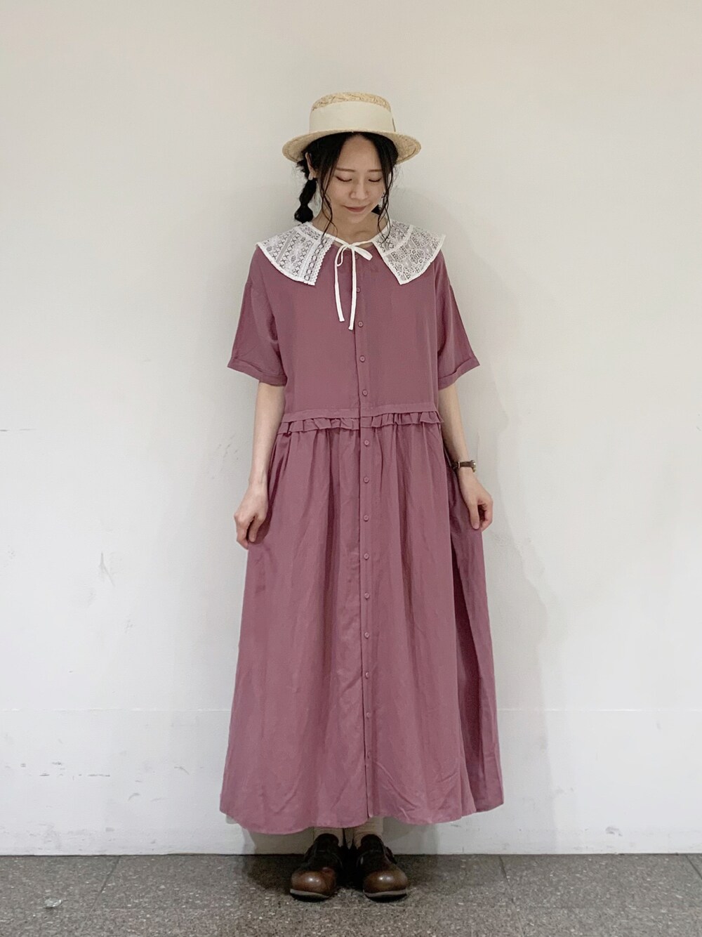 パープル系のワンピース、ホワイト系のスカート、ホワイト系のシャツ/ブラウスを着用したレディースの夏コーディネートの1枚目の写真