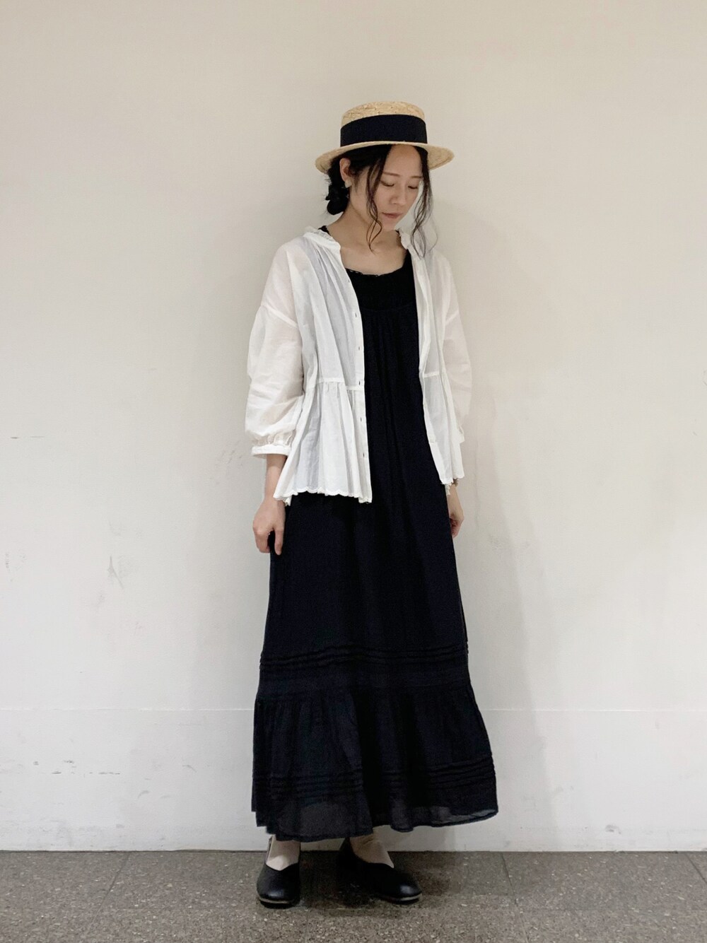 ホワイト系のシャツ/ブラウス、ブラック系のタンクトップ、ブラック系のワンピースを着用したレディースの夏コーディネートの1枚目の写真