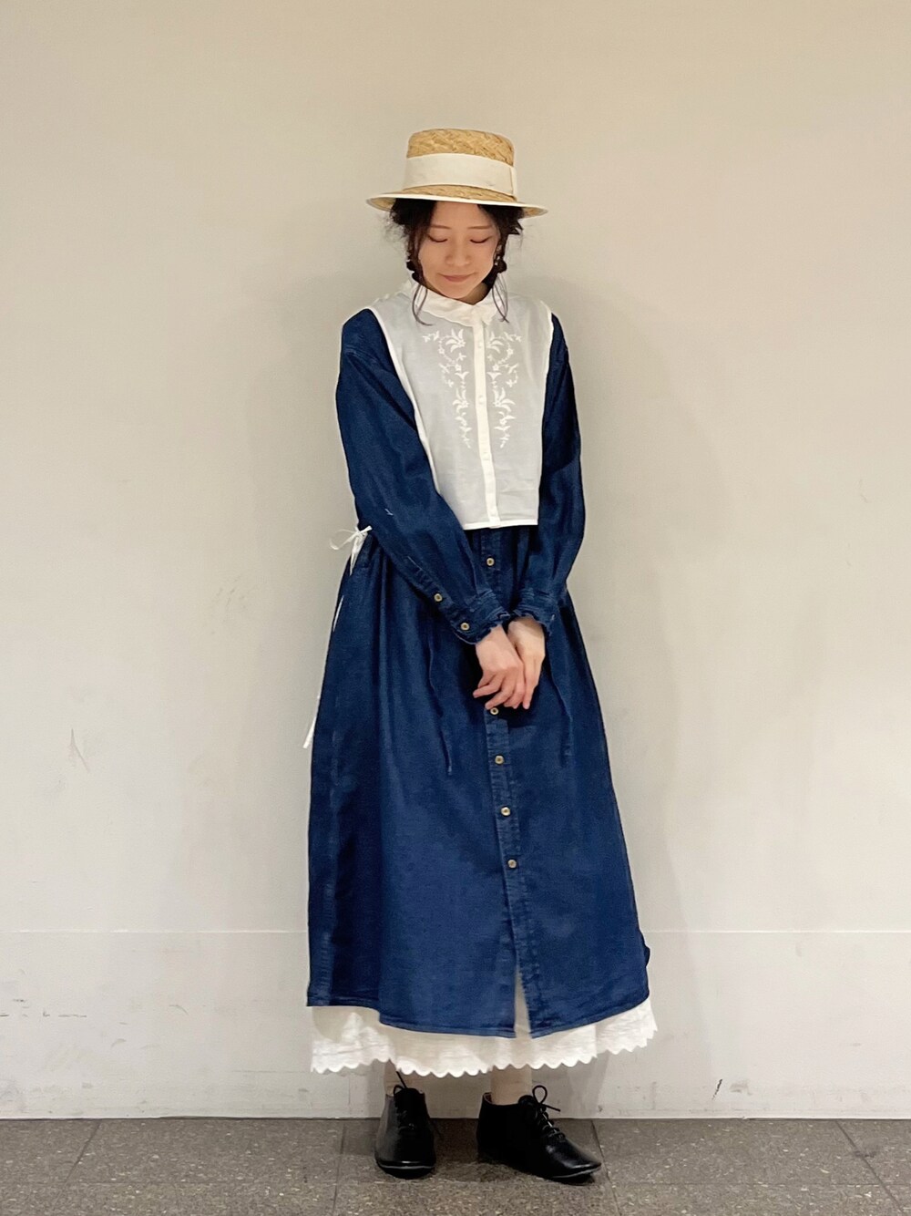 ブルー系のワンピース、ホワイト系のシャツ/ブラウス、ホワイト系のスカートを着用したレディースの冬コーディネートの1枚目の写真