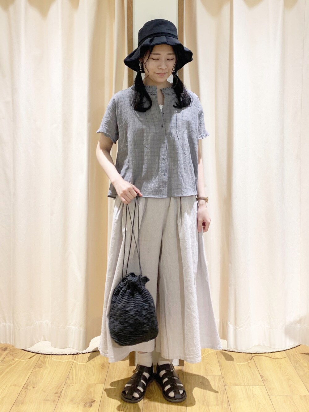 ブラック系のシャツ/ブラウス、ホワイト系のTシャツ/カットソー、ベージュ系のその他パンツを着用したレディースの春コーディネートの1枚目の写真