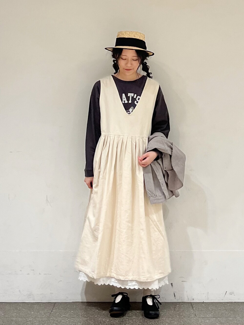 グレー系のTシャツ/カットソー、グレー系のシャツ/ブラウス、ホワイト系のワンピースを着用したレディースの春コーディネートの1枚目の写真