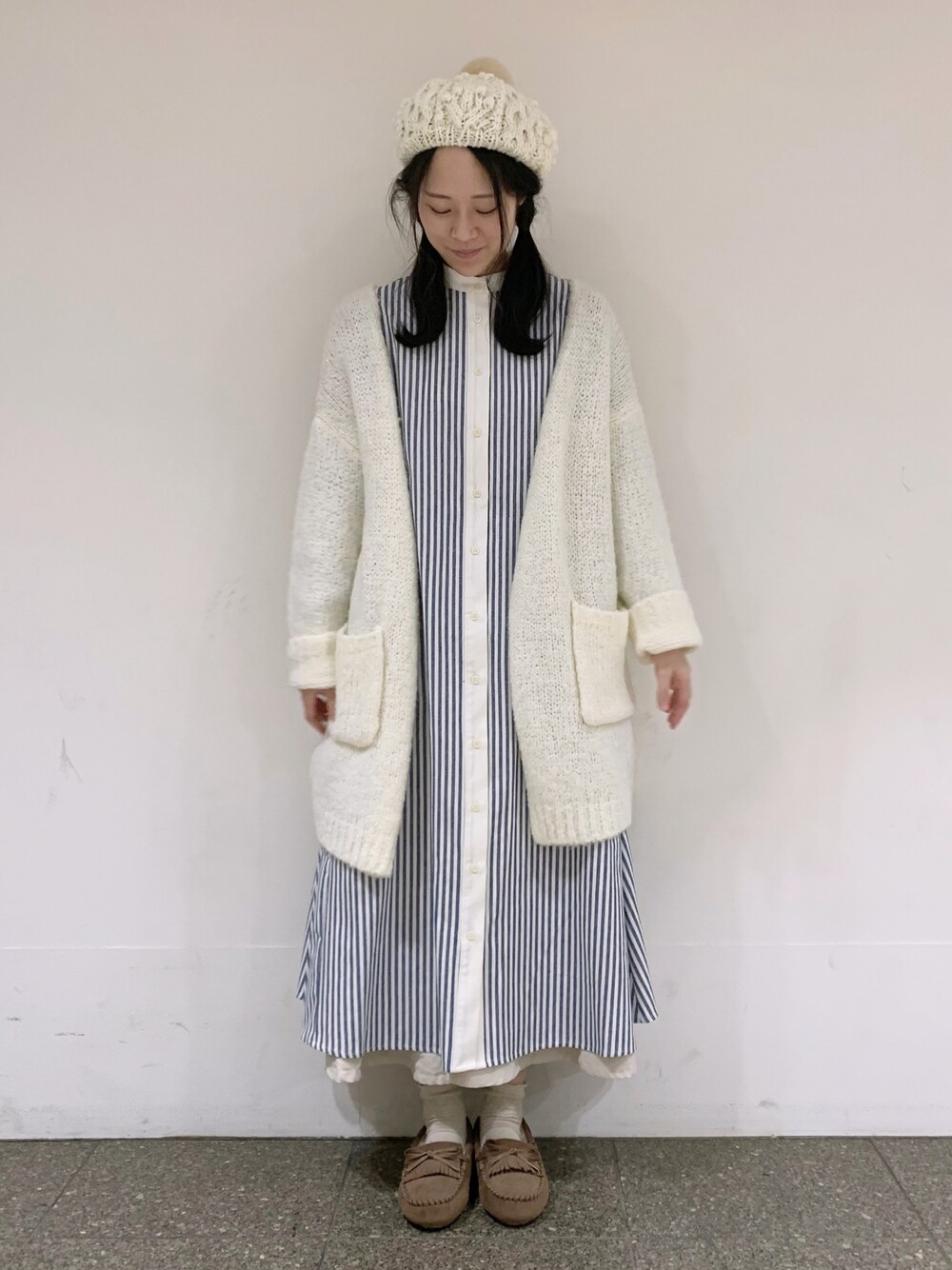 「カーディガン、ワンピース、カジュアル、シンプル、ホワイト、ネイビー、ナチュラル、ストライプ、冬コーデ、SM2、ゆったりコーデ、ゆるコーデ、サマンサ モスモス(Samansa Mos2)、Samansa Mos2、オトナカジュアル」｜「Samansa Mos2のクレリックスタンドカラーワンピース（ワンピース、ブルー系）」を使った、marin.🐏さん（レディース・160cm）の冬コーディネートの1枚目の写真