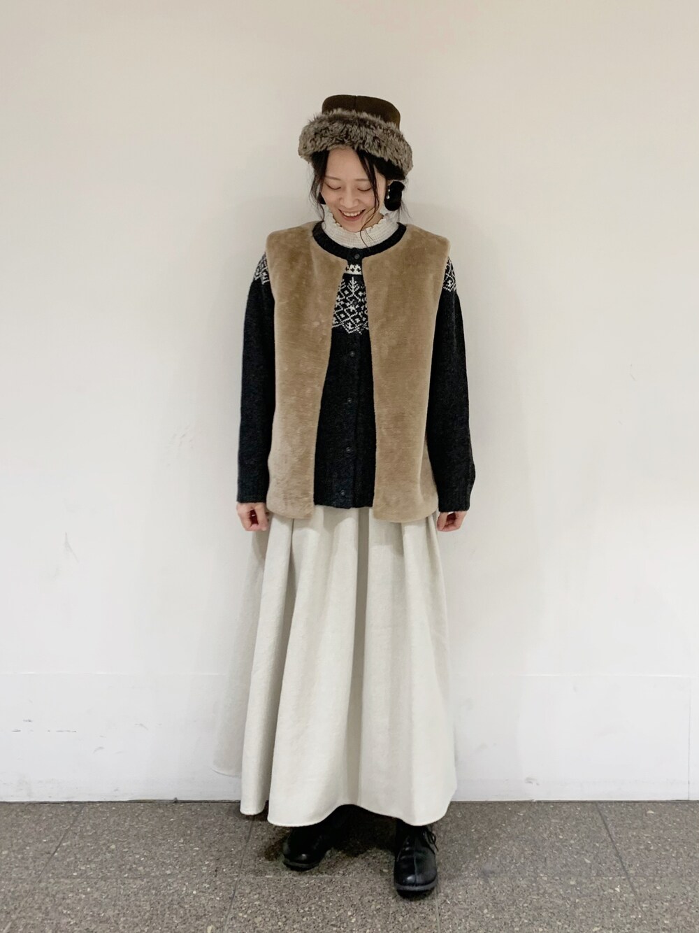 グレー系のカーディガン/ボレロ、ホワイト系のブルゾン、ホワイト系のシャツ/ブラウスを着用したレディースの冬コーディネートの1枚目の写真