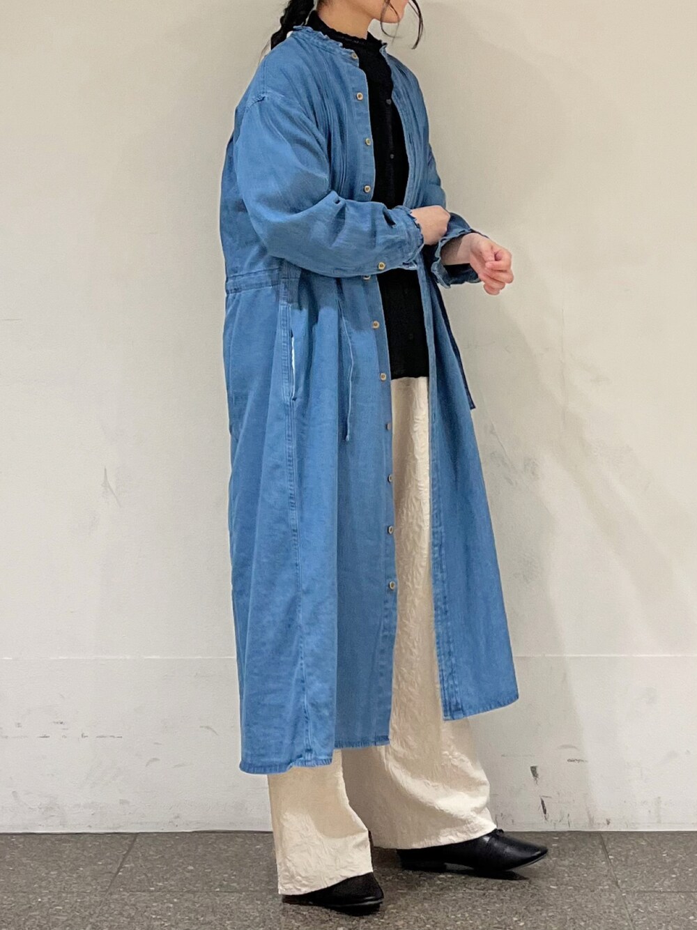 ブルー系のワンピース、ブラック系のシャツ/ブラウス、ブラック系のその他シューズを着用したレディースの冬コーディネートの1枚目の写真