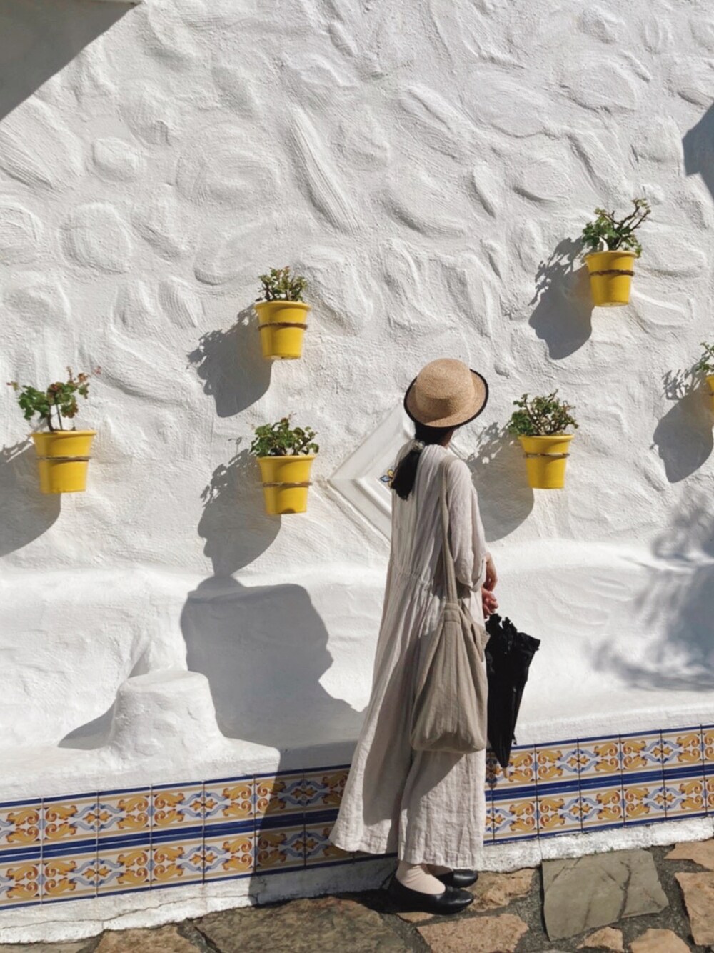 ベージュ系のワンピース/ドレス、ベージュ系のTシャツ/カットソー、ホワイト系のスカートを着用したレディースの夏コーディネートの1枚目の写真
