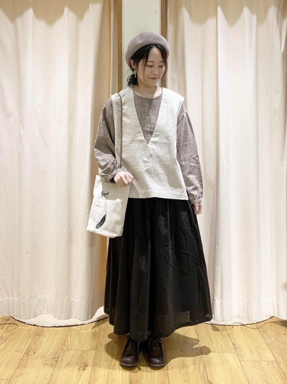 ホワイト系のベスト、ブラウン系のシャツ/ブラウス、ホワイト系のTシャツ/カットソーを着用したレディースの夏コーディネートの1枚目の写真