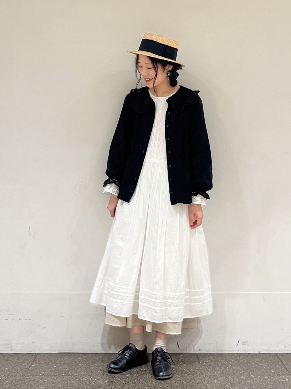 ホワイト系のワンピース、ベージュ系のスカート、ホワイト系のワンピースを着用したレディースの冬コーディネートの1枚目の写真