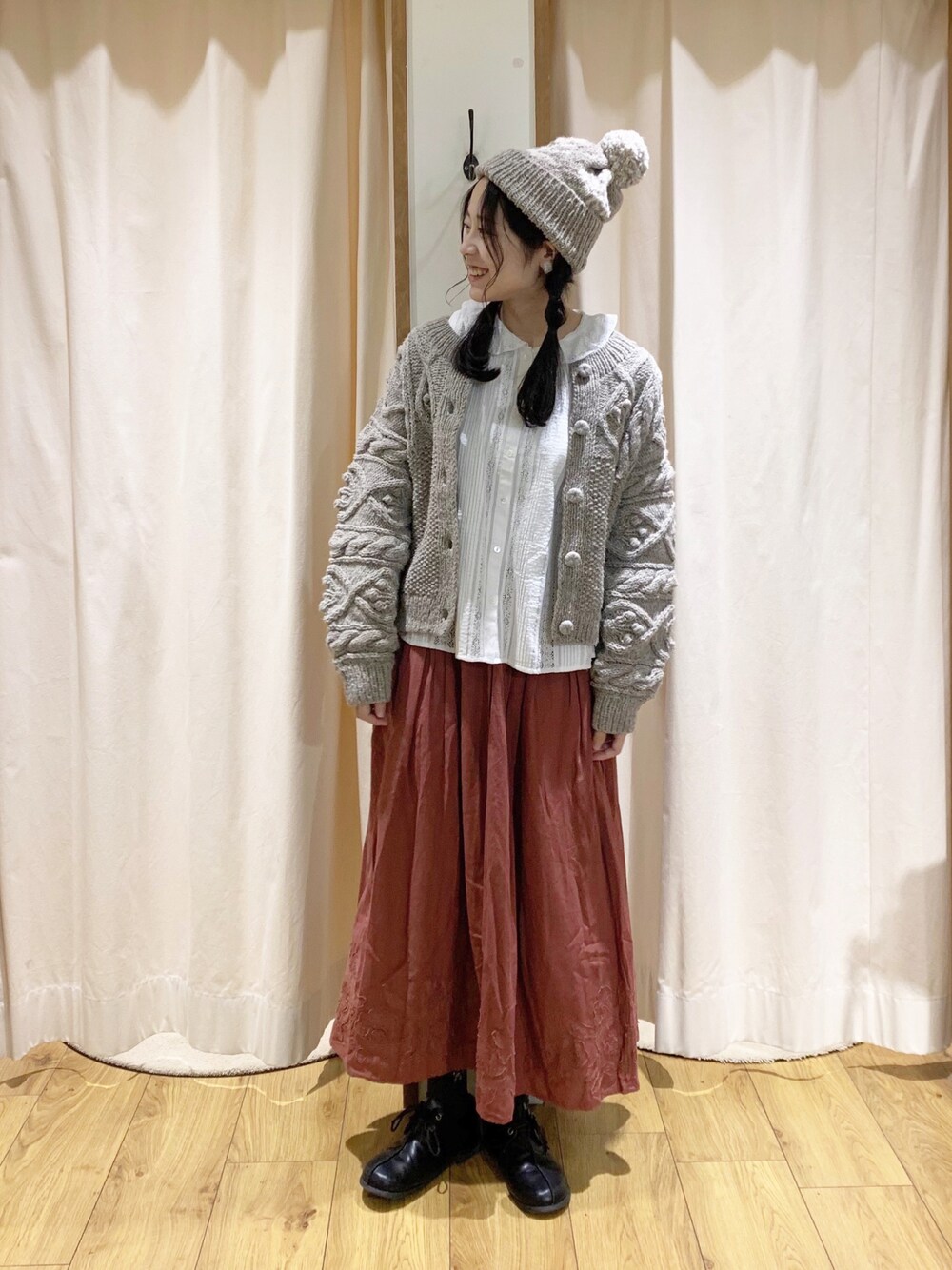 「TSUHARU by Samansa Mos2、ゆるコーデ、ナチュラル、大人かわいい、ニット帽、ウール、カーディガン、ガーリー、スカート、サマンサ モスモス(Samansa Mos2)、Samansa Mos2、秋コーデ、冬コーデ、あったかコーデ、ペルーニット」｜「TSUHARU by Samansa Mos2のリバーレースブラウス（シャツ/ブラウス、ホワイト系）」を使った、marin.🐏さん（レディース・160cm）の秋コーディネートの1枚目の写真
