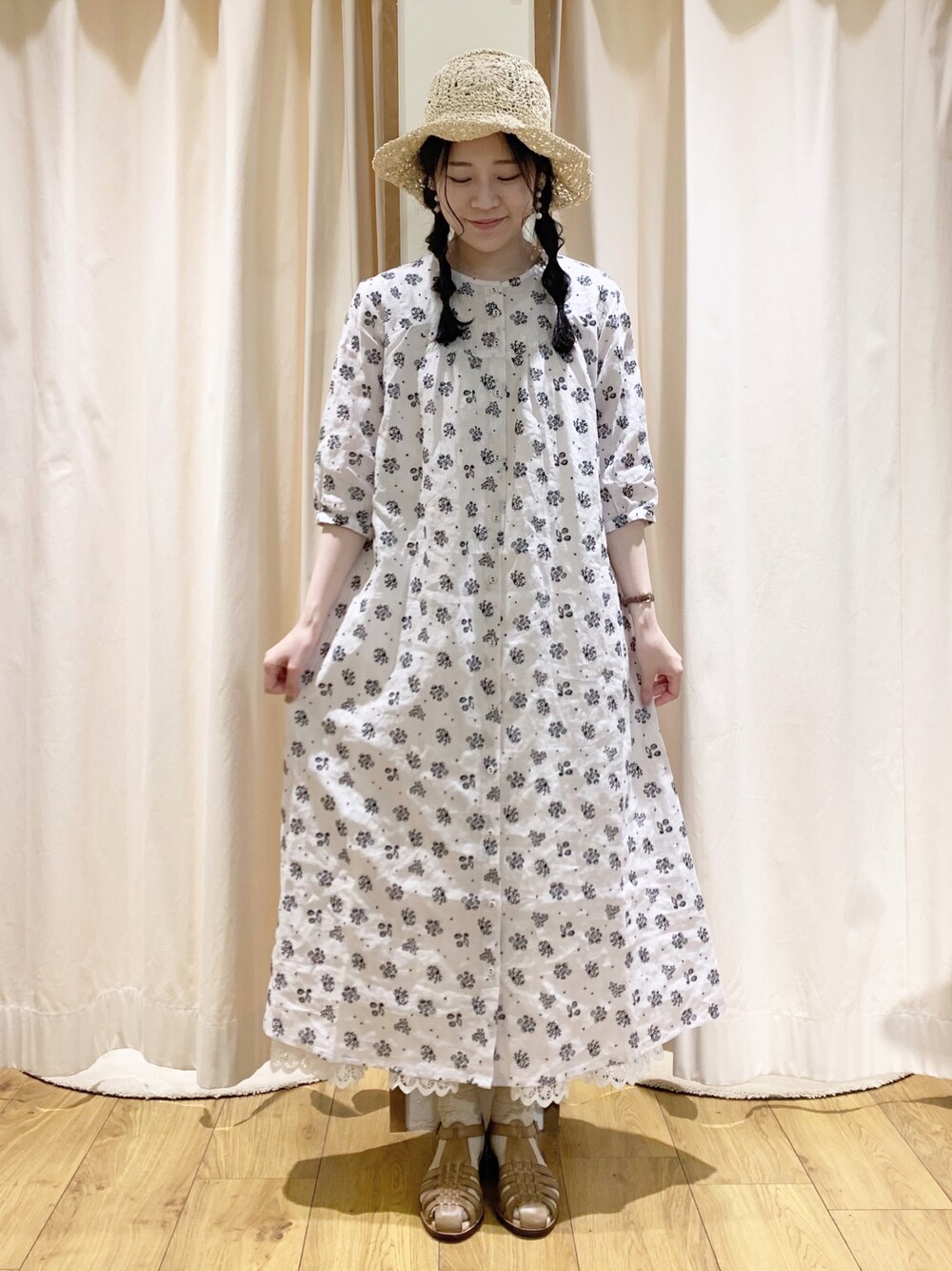 ホワイト系のワンピース/ドレス、ホワイト系のTシャツ/カットソー、ホワイト系のスカートを着用したレディースの夏コーディネートの1枚目の写真