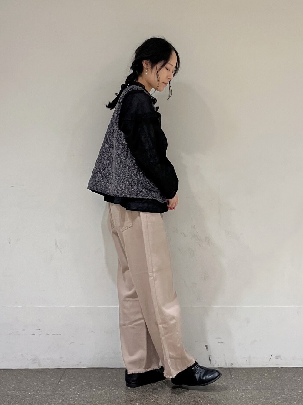 ブラック系のベスト、ブラック系のシャツ/ブラウス、ベージュ系のその他パンツを着用したレディースの冬コーディネートの1枚目の写真