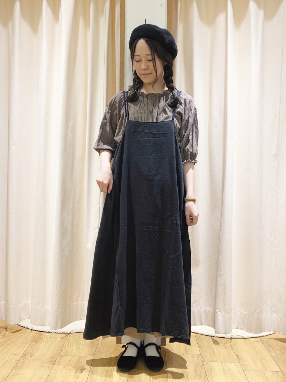 ホワイト系のTシャツ/カットソー、ブラック系のワンピース、ブラウン系のシャツ/ブラウスを着用したレディースの夏コーディネートの1枚目の写真