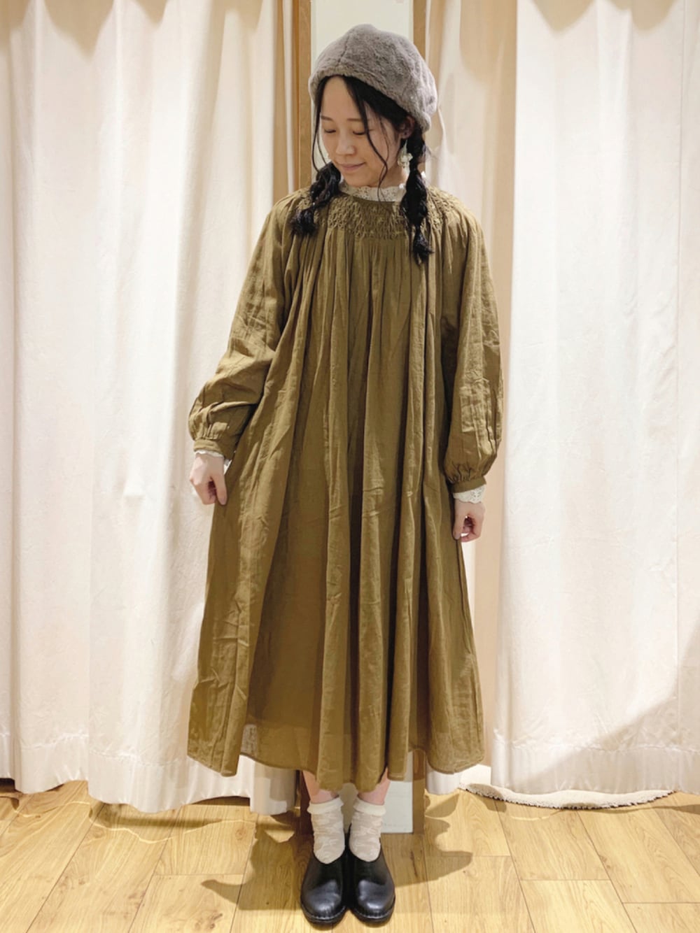 「サマンサ モスモス(Samansa Mos2)、Samansa Mos2、SM2、ガーリー、ワンピース、刺繍、秋のコーデ、ゆるコーデ、ナチュラル、マスタード」｜「TSUHARU by Samansa Mos2のスモッキング刺繍ワンピース（ワンピース、グリーン系）」を使った、marin.🐏さん（レディース・160cm）の秋コーディネートの1枚目の写真