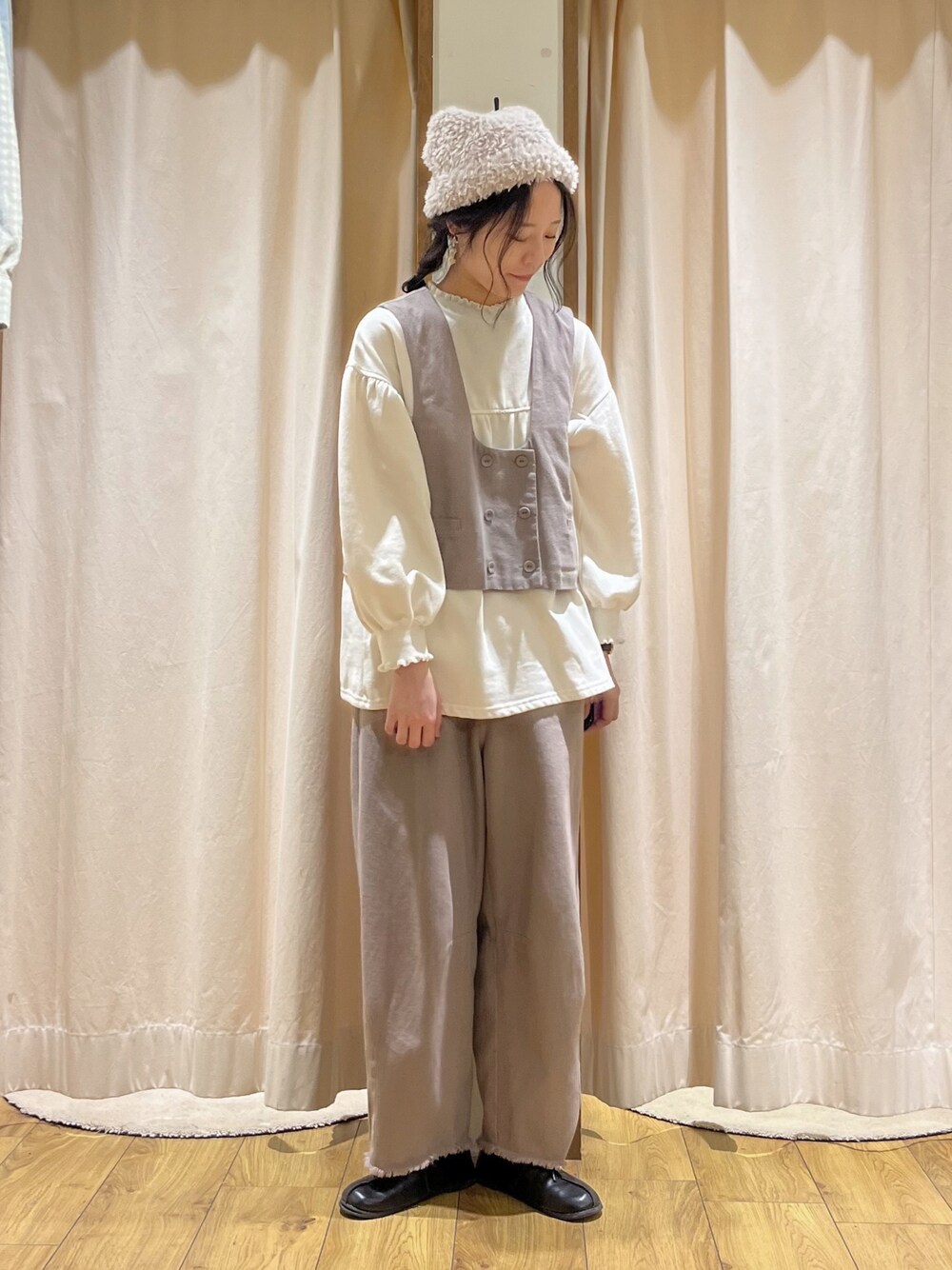 ホワイト系のTシャツ/カットソー、ブラウン系のベスト、ベージュ系のその他パンツを着用したレディースの冬コーディネートの1枚目の写真