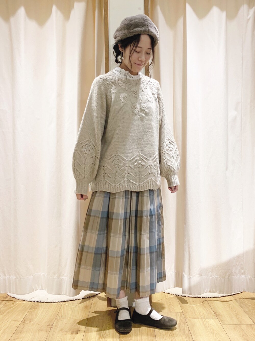 ホワイト系のTシャツ/カットソー、ブルー系のスカート、ブラウン系のその他シューズを着用したレディースの秋コーディネートの1枚目の写真