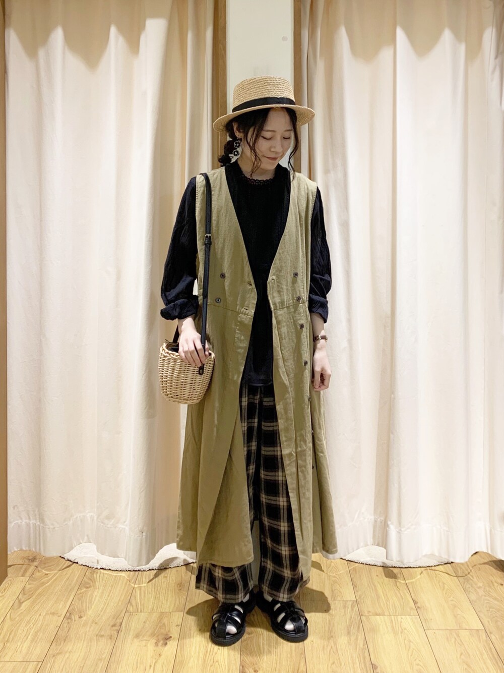 イエロー系のワンピース、ブラック系のシャツ/ブラウス、グレー系のその他パンツを着用したレディースの春コーディネートの1枚目の写真