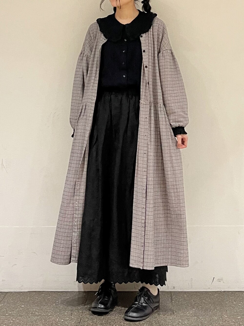 ブラック系のワンピース、ブラック系のスカート、ブラック系のシャツ/ブラウスを着用したレディースの冬コーディネートの1枚目の写真