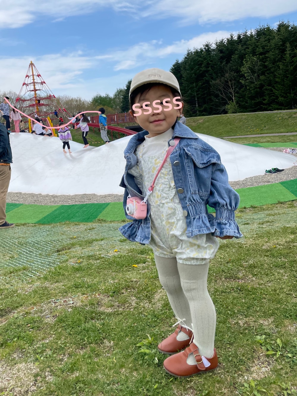 「女の子、女の子コーデ、キッズコーデ、キッズファッション、2歳、プチプラ、プチプラコーデ、春コーデ、春、お出かけコーデ、休日スタイル、デニムジャケット、公園」｜「韓国子供服のアイテム（デニムジャケット、ブルー系）」を使った、ms.0202さん（キッズ・90cm）の春コーディネートの1枚目の写真