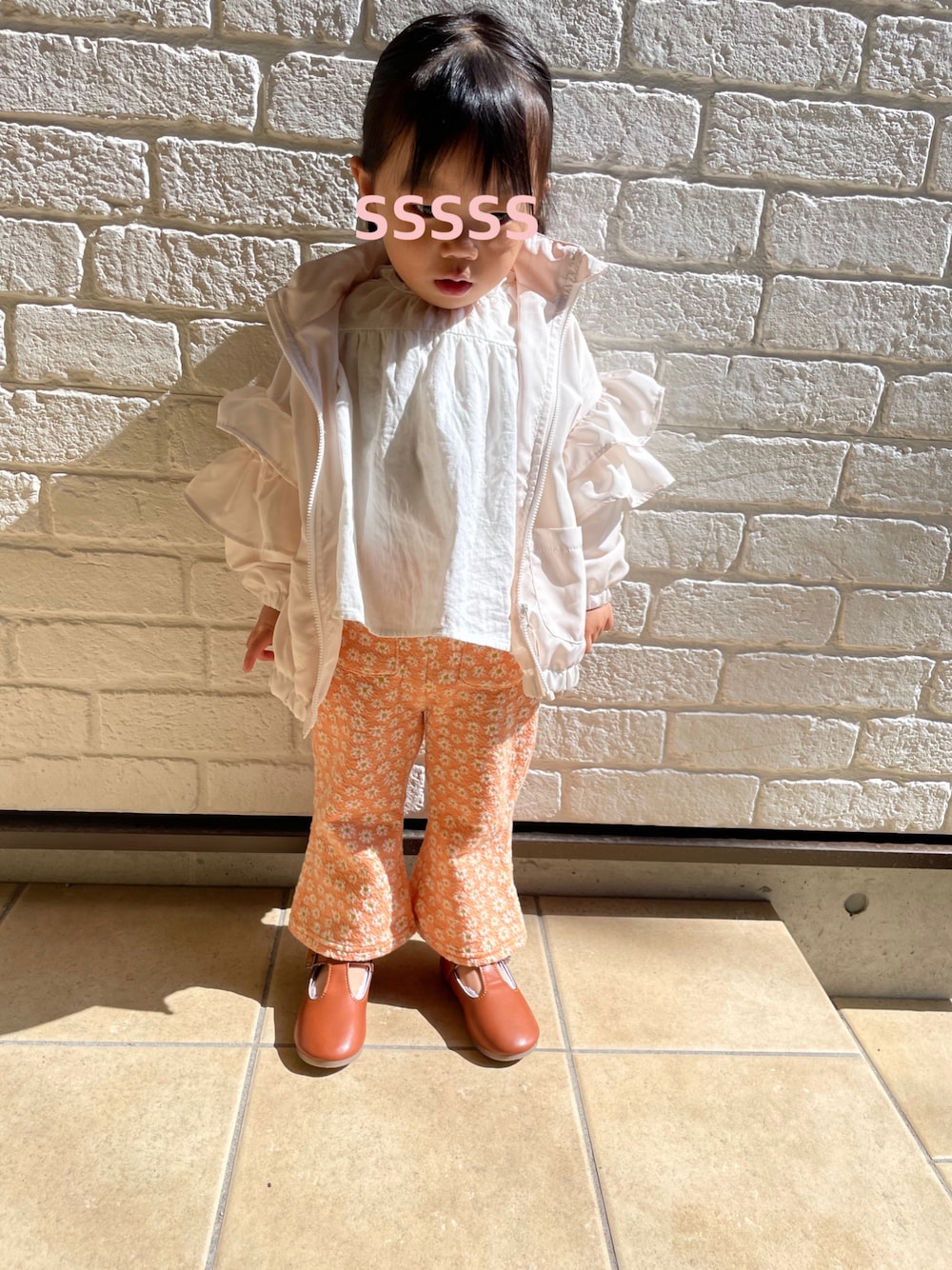 「女の子、キッズコーデ、キッズファッション、2歳、プチプラ、柄パンツ、春コーデ、カラーコーデ、おしゃれさんと繋がりたい」｜「Birthdayのアイテム（トップス、ホワイト系）」を使った、ms.0202さん（キッズ・90cm）の春コーディネートの1枚目の写真
