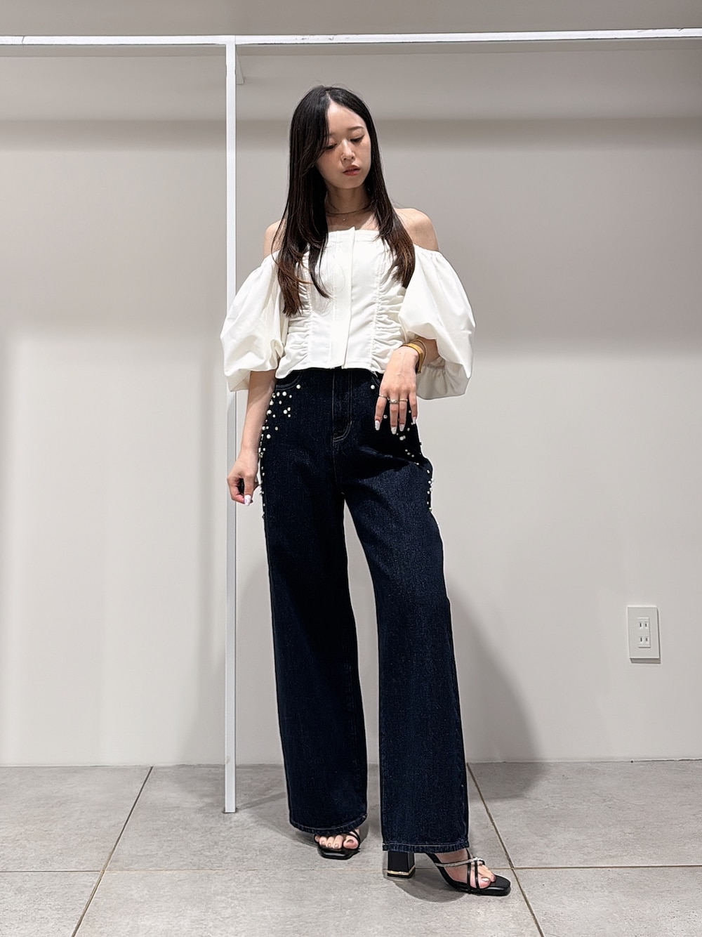 ホワイト系のシャツ/ブラウス、ブルー系のデニムパンツ、ブラック系のサンダルを着用したレディースの夏コーディネートの1枚目の写真