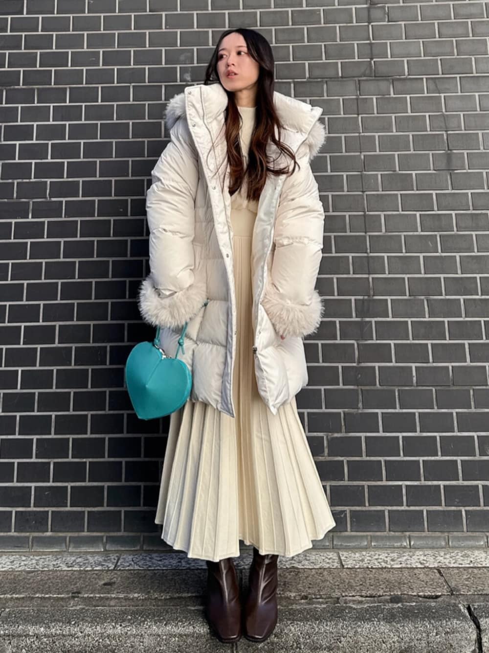 フェイクファー付きアライドロングダウンを使った人気ファッション 