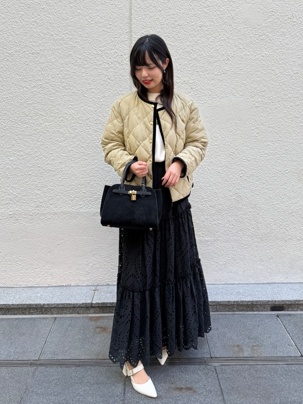 ホワイト系のニット/セーター、ブラック系のスカート、ブラック系のトートバッグを着用したレディースの秋コーディネートの1枚目の写真