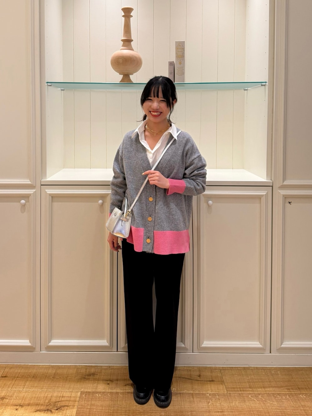 グレー系のカーディガン/ボレロ、ホワイト系のシャツ/ブラウス、ブラック系のその他パンツを着用したレディースの冬コーディネートの1枚目の写真