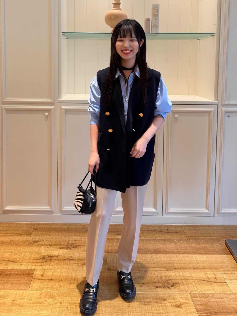 ブルー系のシャツ/ブラウス、ブルー系のベスト、ベージュ系のその他パンツを着用したレディースの秋コーディネートの1枚目の写真