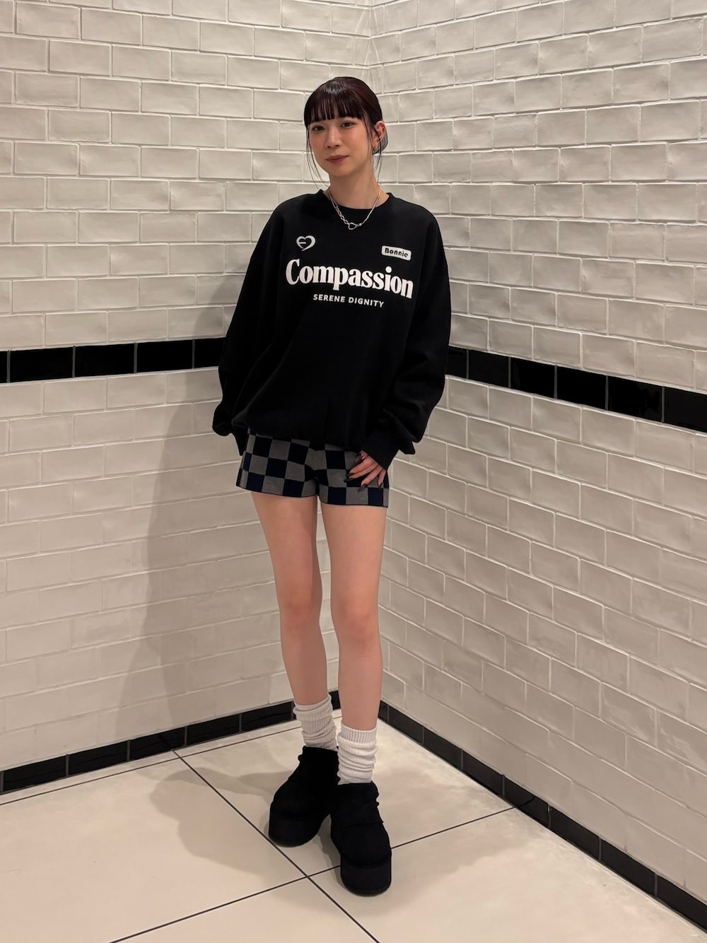 ブルー系のその他パンツ、ブラック系のスリッポン、ブラック系のスウェットを着用したレディースの秋コーディネートの1枚目の写真