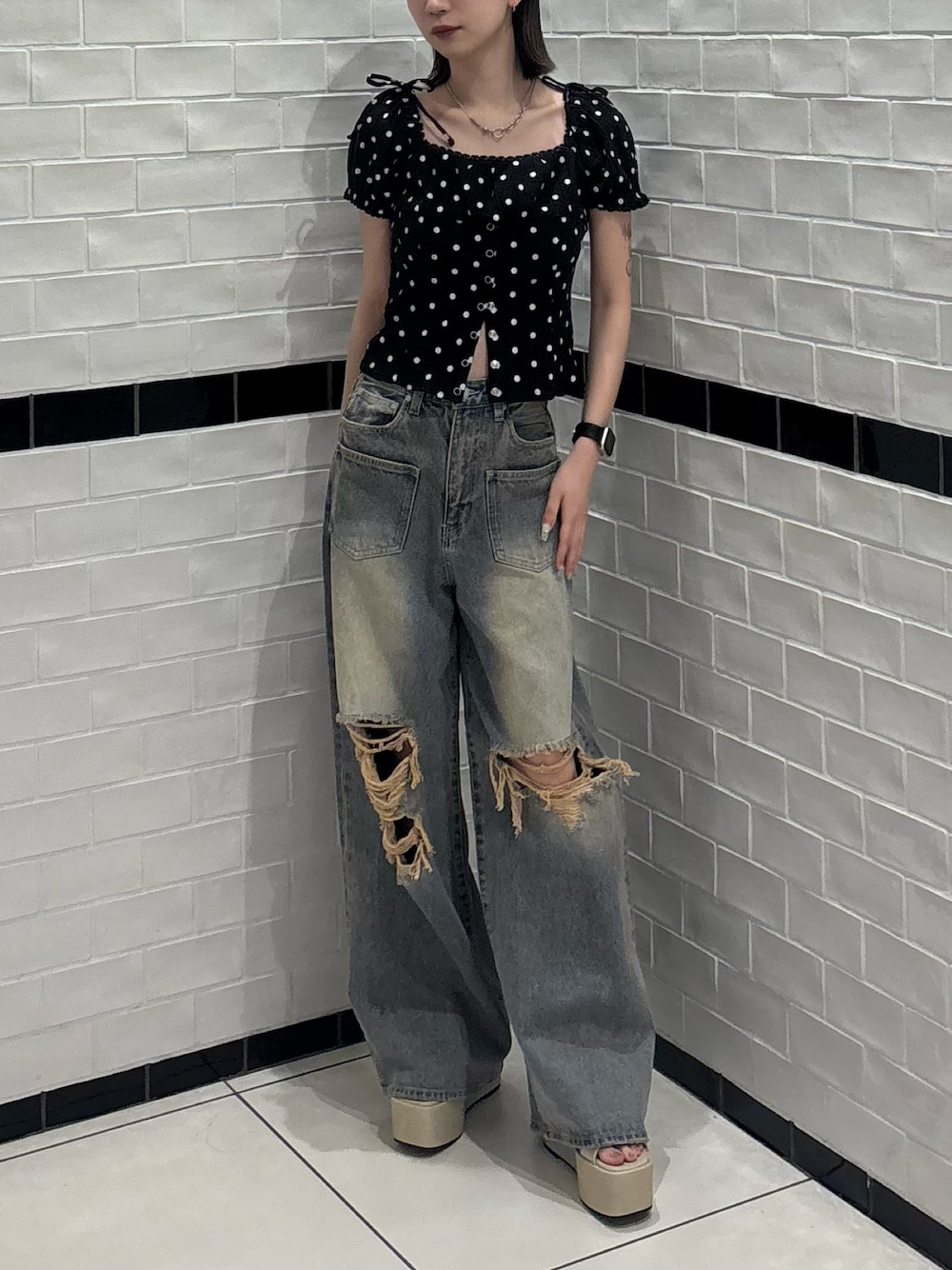 その他のTシャツ/カットソー、ブルー系のデニムパンツ、ホワイト系のサンダルを着用したレディースの夏コーディネートの1枚目の写真