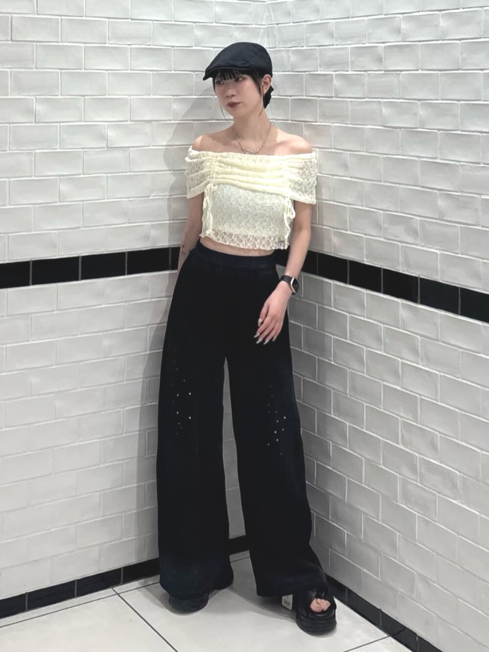 ブラック系のスウェットパンツ、ブラック系のサンダル、ホワイト系のTシャツ/カットソーを着用したレディースの夏コーディネートの1枚目の写真