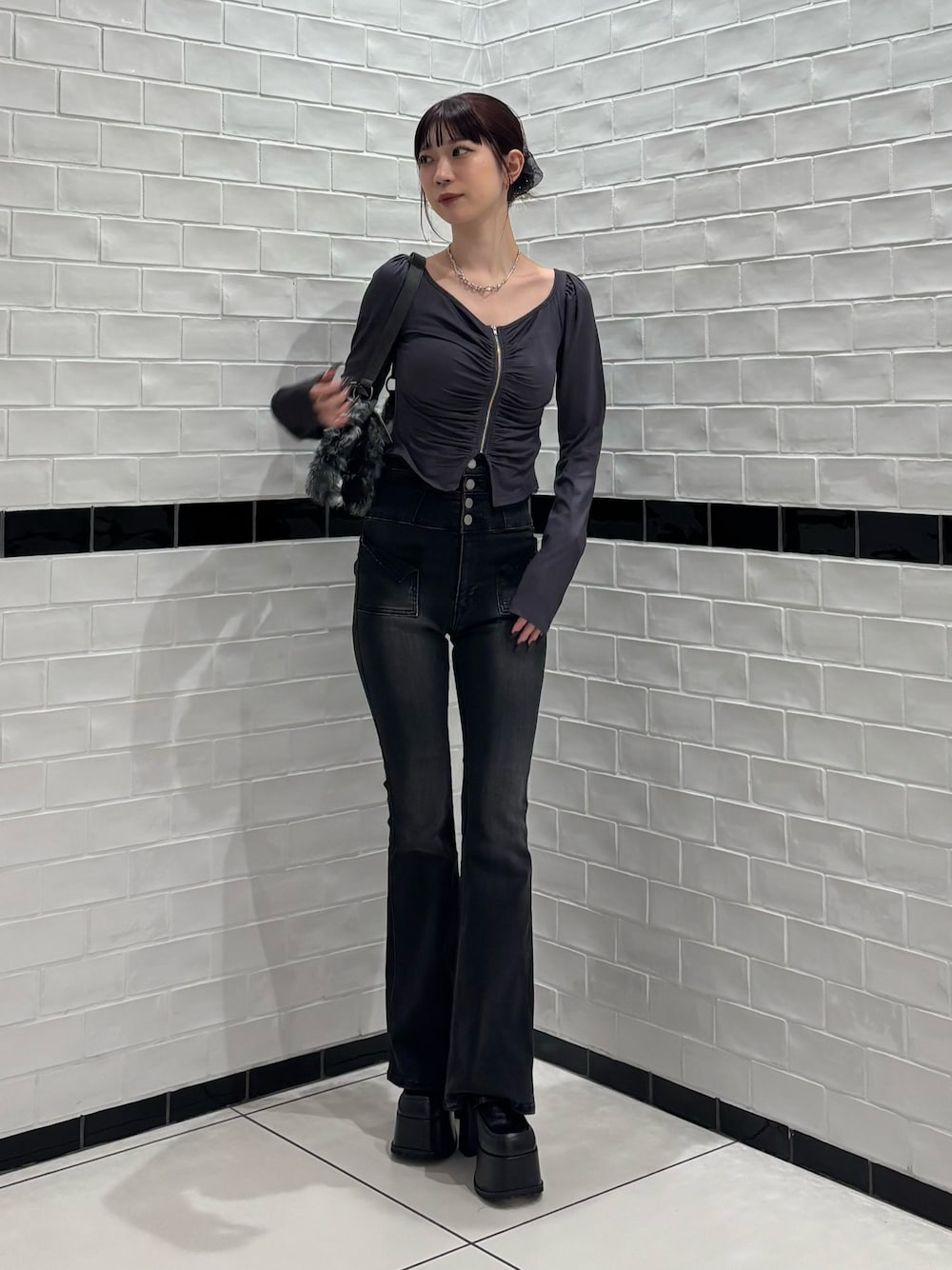 グレー系のTシャツ/カットソー、ブラック系のデニムパンツ、ブラック系のローファーを着用したレディースの秋コーディネートの1枚目の写真