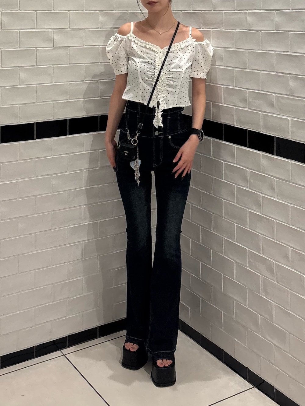 ホワイト系のTシャツ/カットソー、ブルー系のデニムパンツ、ブラック系のサンダルを着用したレディースの夏コーディネートの1枚目の写真