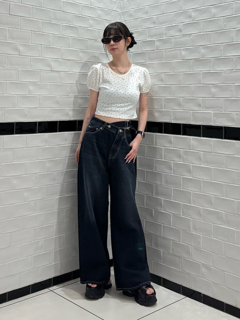 ホワイト系のTシャツ/カットソー、ブルー系のデニムパンツ、ブラック系のサンダルを着用したレディースの夏コーディネートの1枚目の写真