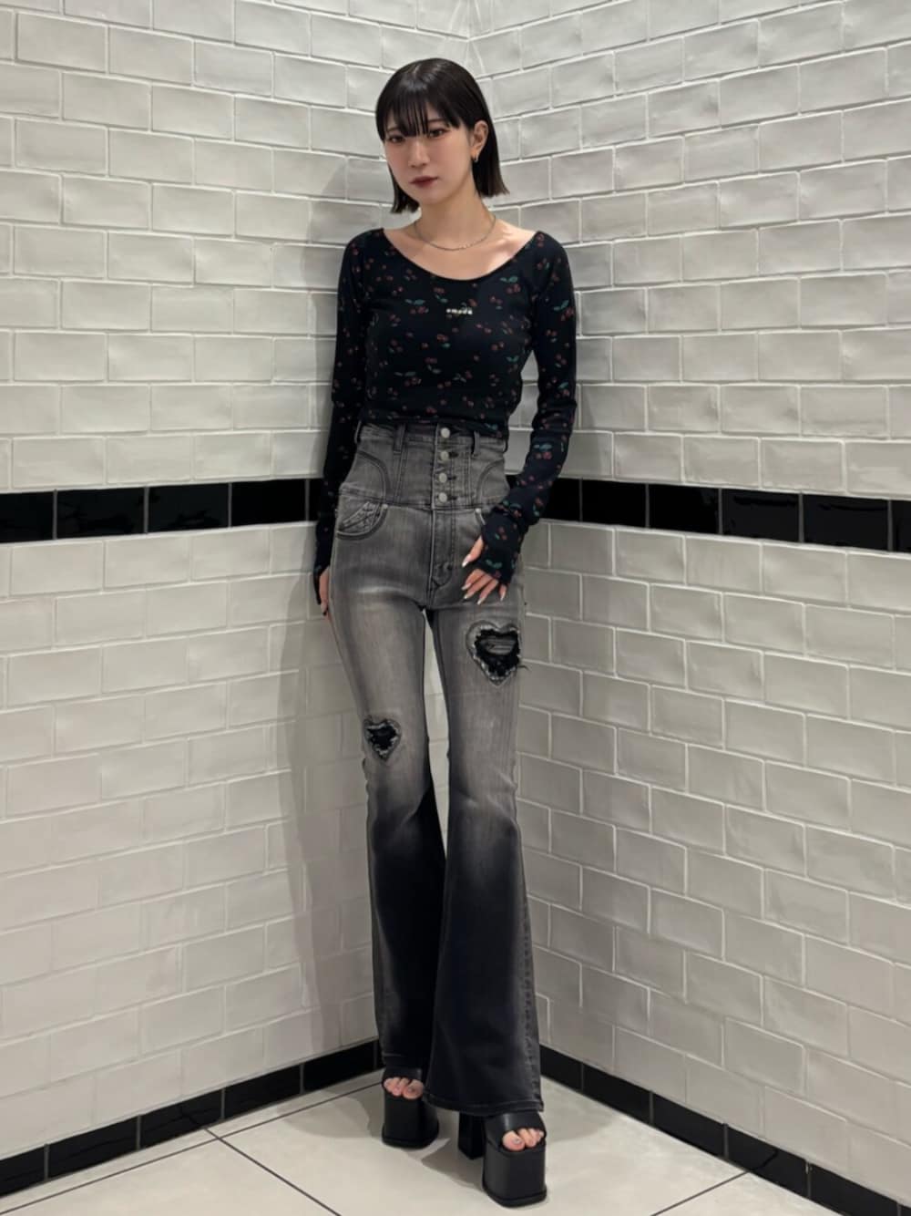 ブラック系のサンダル、ブラック系のデニムパンツ、ブラック系のTシャツ/カットソーを着用したレディースの春コーディネートの1枚目の写真