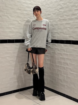 「EMODA（エモダ）のロゴオーバースウェット（スウェット、グレー系）」を使った、Yuzukiさん（レディース・160cm）の秋コーディネート