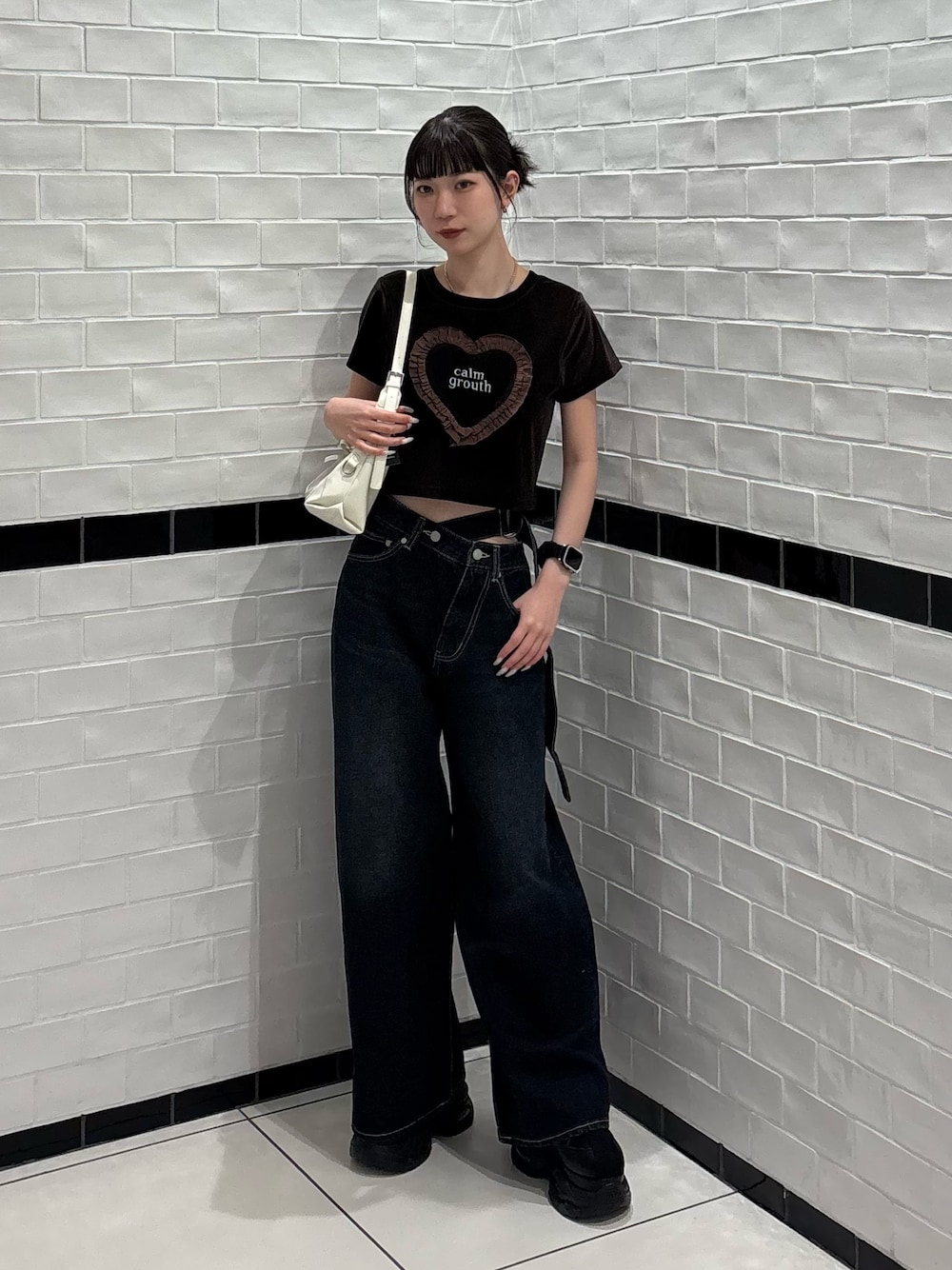 ブラウン系のTシャツ/カットソー、ブルー系のデニムパンツ、ホワイト系のハンドバッグを着用したレディースの夏コーディネートの1枚目の写真