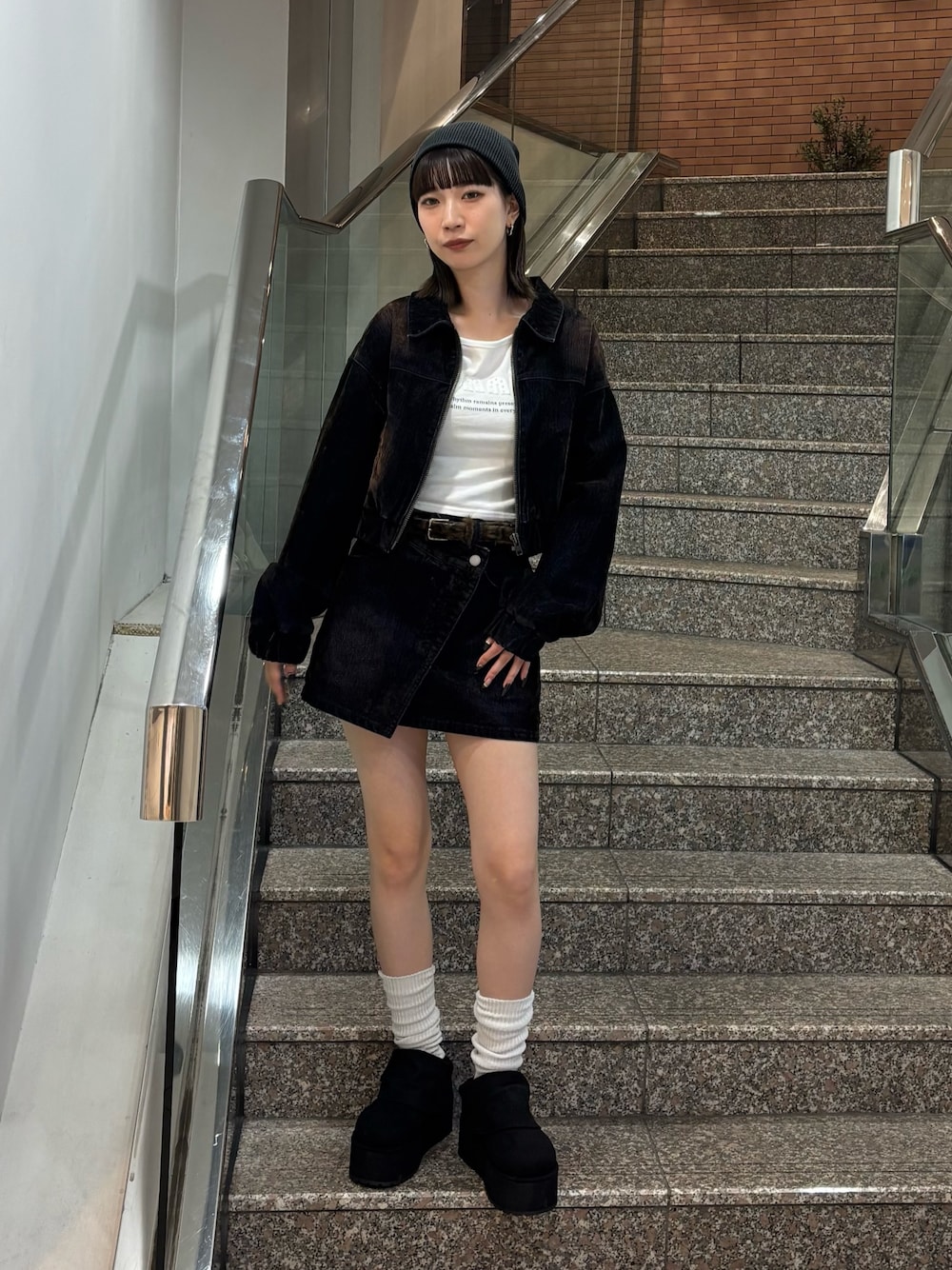 ブラウン系のブルゾン、ブラウン系のスカート、ホワイト系のTシャツ/カットソーを着用したレディースの夏コーディネートの1枚目の写真