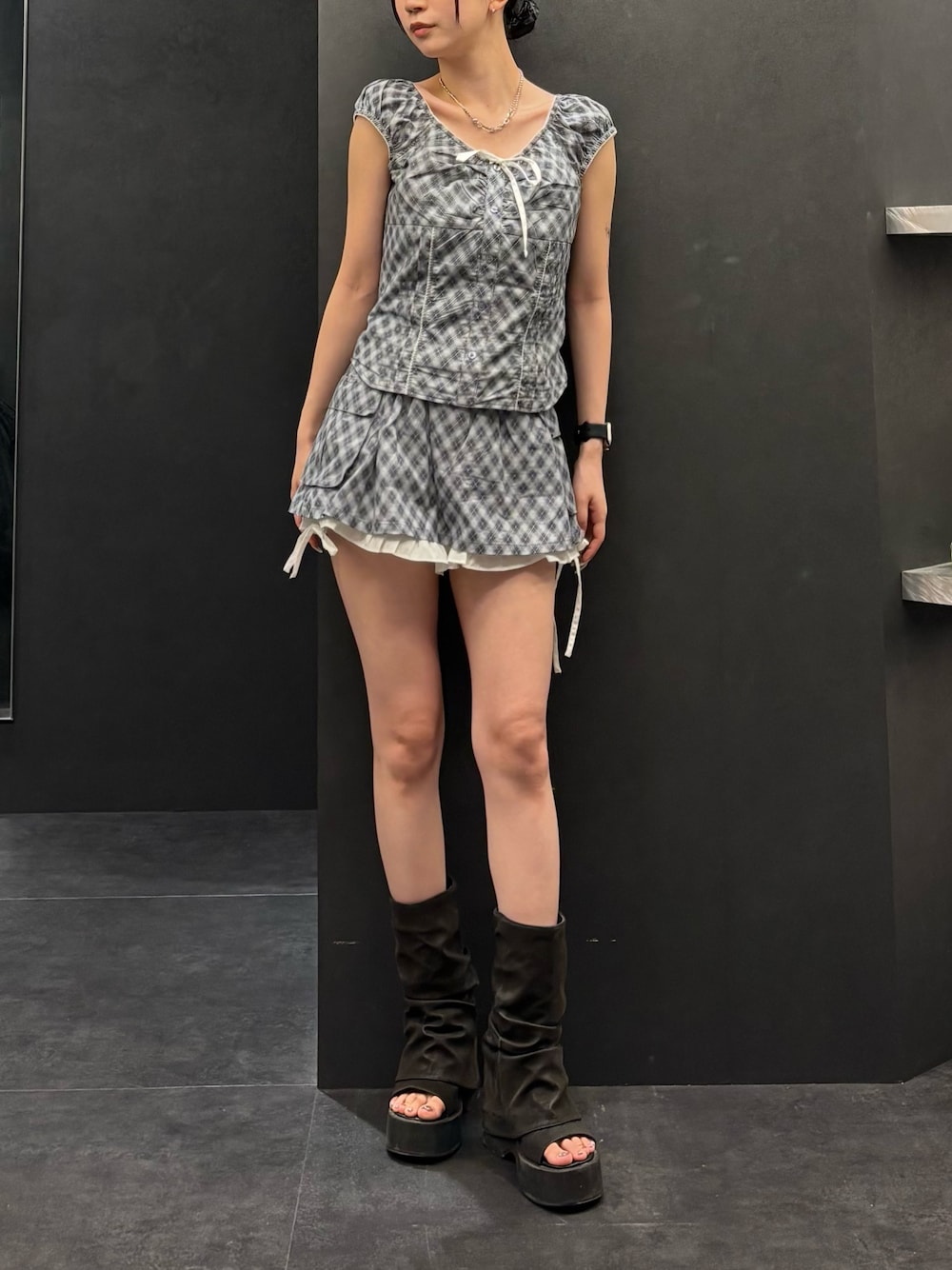 ブラック系のサンダル、ブルー系のスカート、ブルー系のシャツ/ブラウスを着用したレディースの夏コーディネートの1枚目の写真