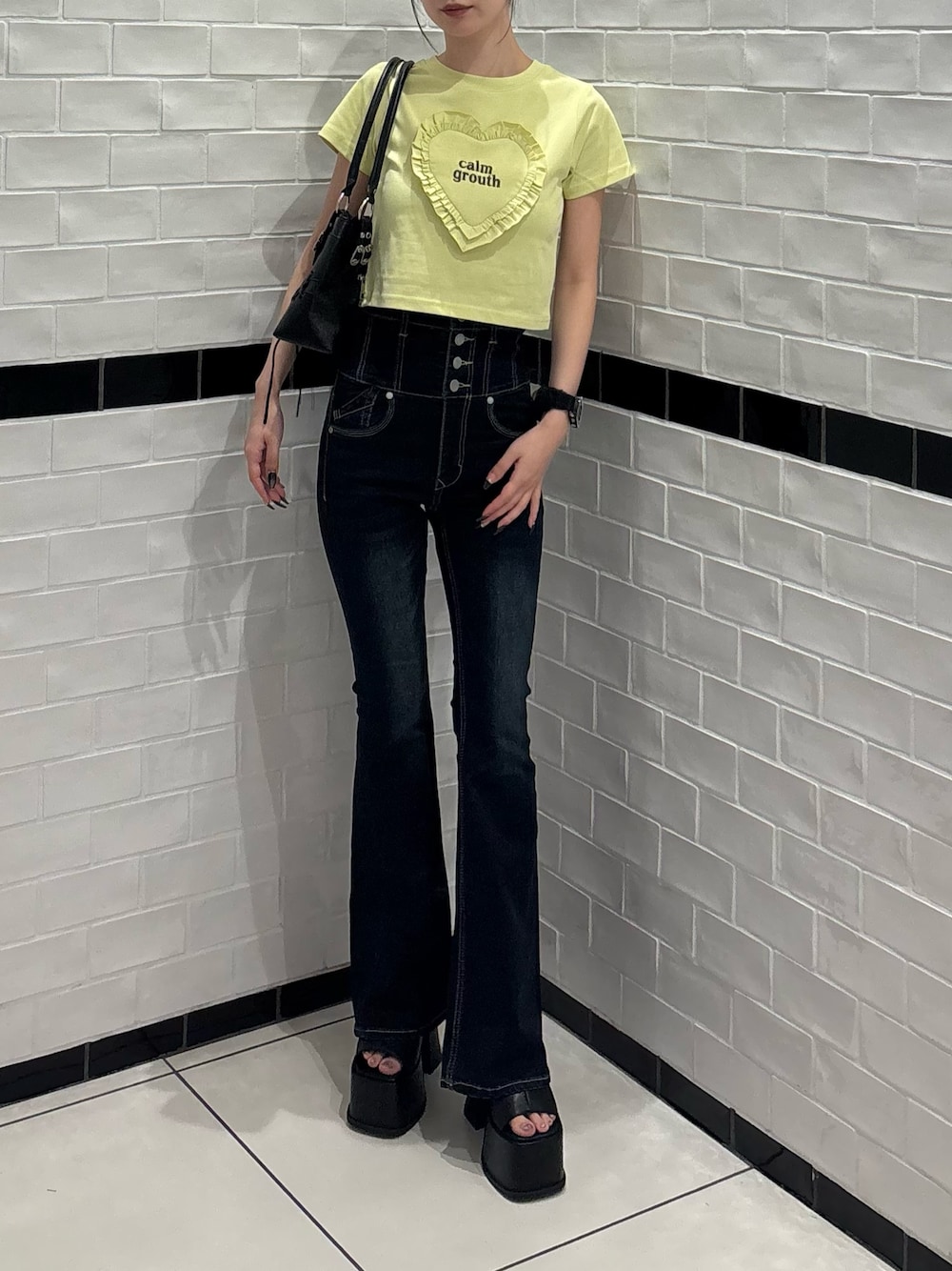 イエロー系のTシャツ/カットソー、ブルー系のデニムパンツ、ブラック系のサンダルを着用したレディースの夏コーディネートの1枚目の写真