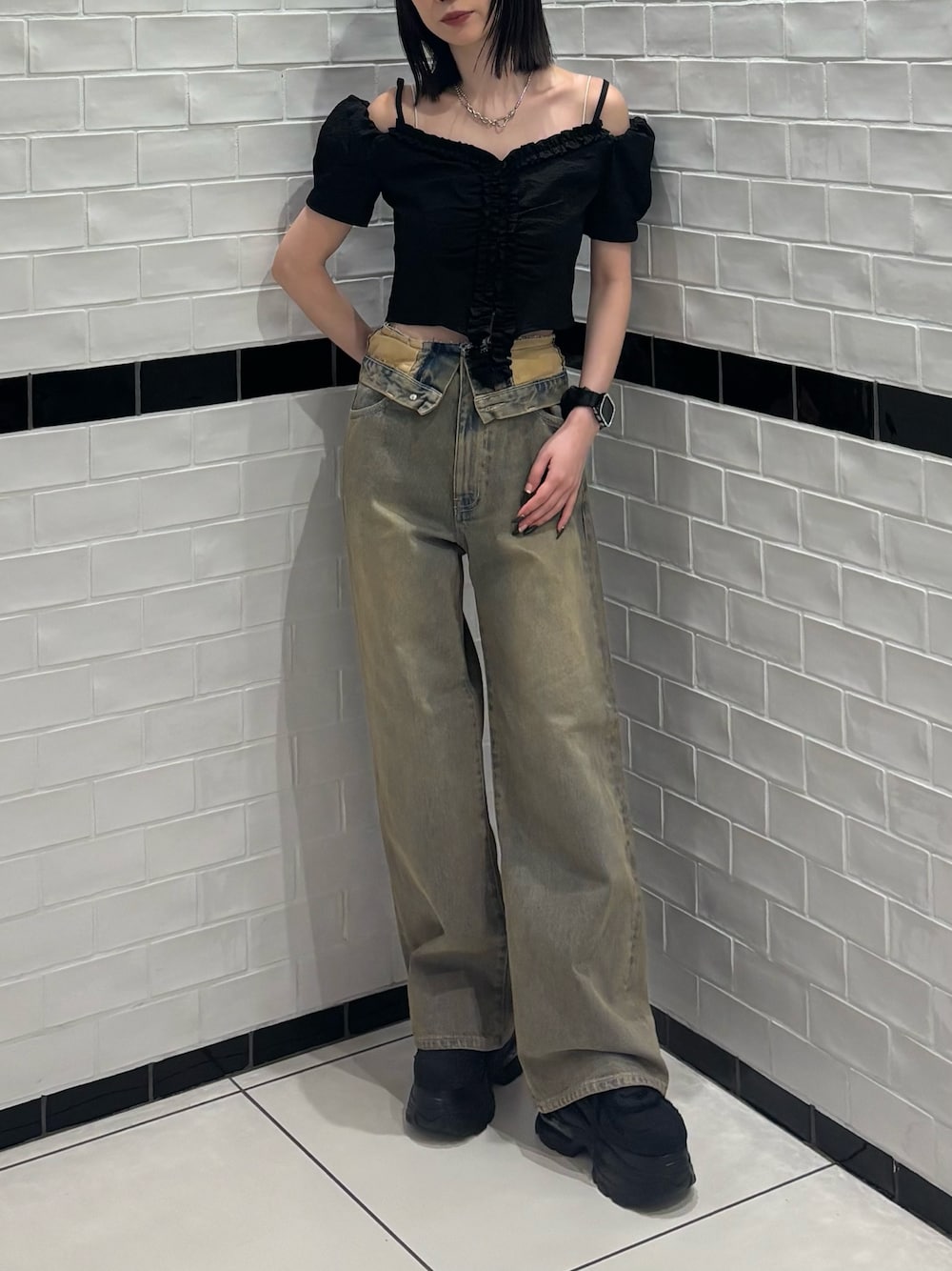ブラック系のTシャツ/カットソー、ブラウン系のデニムパンツ、ブラック系のスニーカーを着用したレディースの夏コーディネートの1枚目の写真
