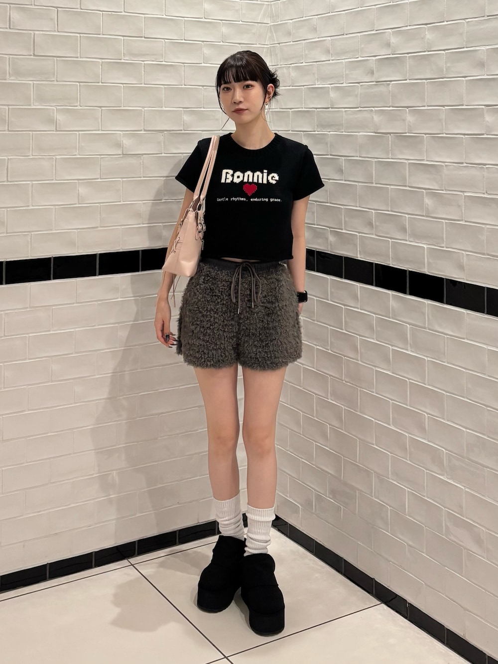 ブラック系のニット/セーター、グレー系のその他パンツ、ブラック系のスリッポンを着用したレディースの夏コーディネートの1枚目の写真