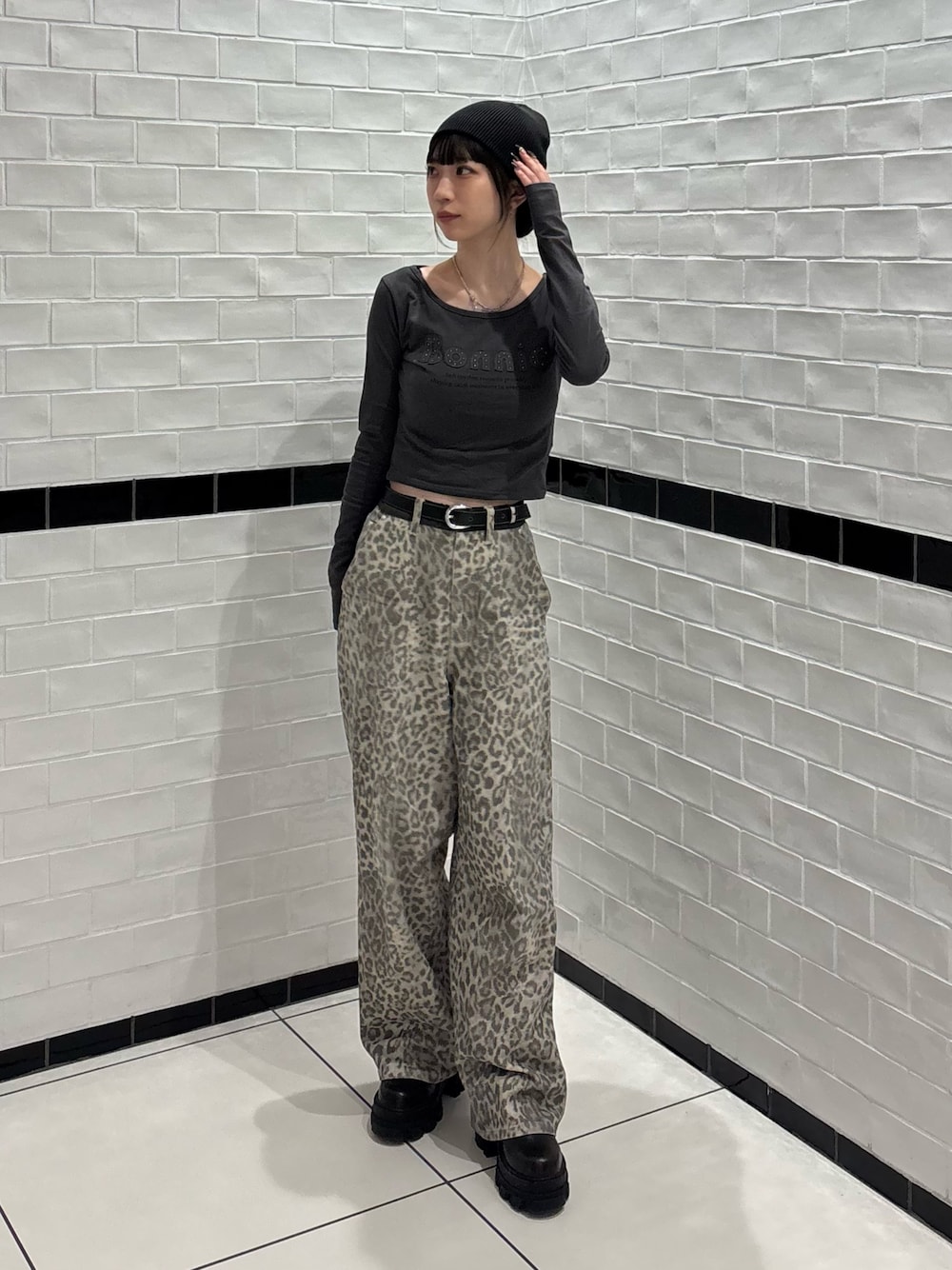 グレー系のTシャツ/カットソー、ベージュ系のその他パンツ、ブラック系のブーツを着用したレディースの夏コーディネートの1枚目の写真