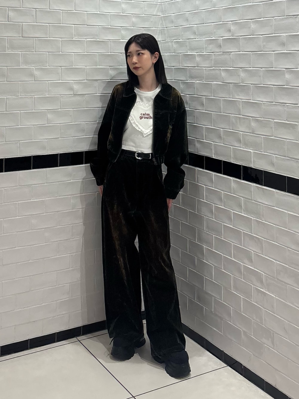 グリーン系のブルゾン、ホワイト系のTシャツ/カットソー、グリーン系のデニムパンツを着用したレディースの夏コーディネートの1枚目の写真