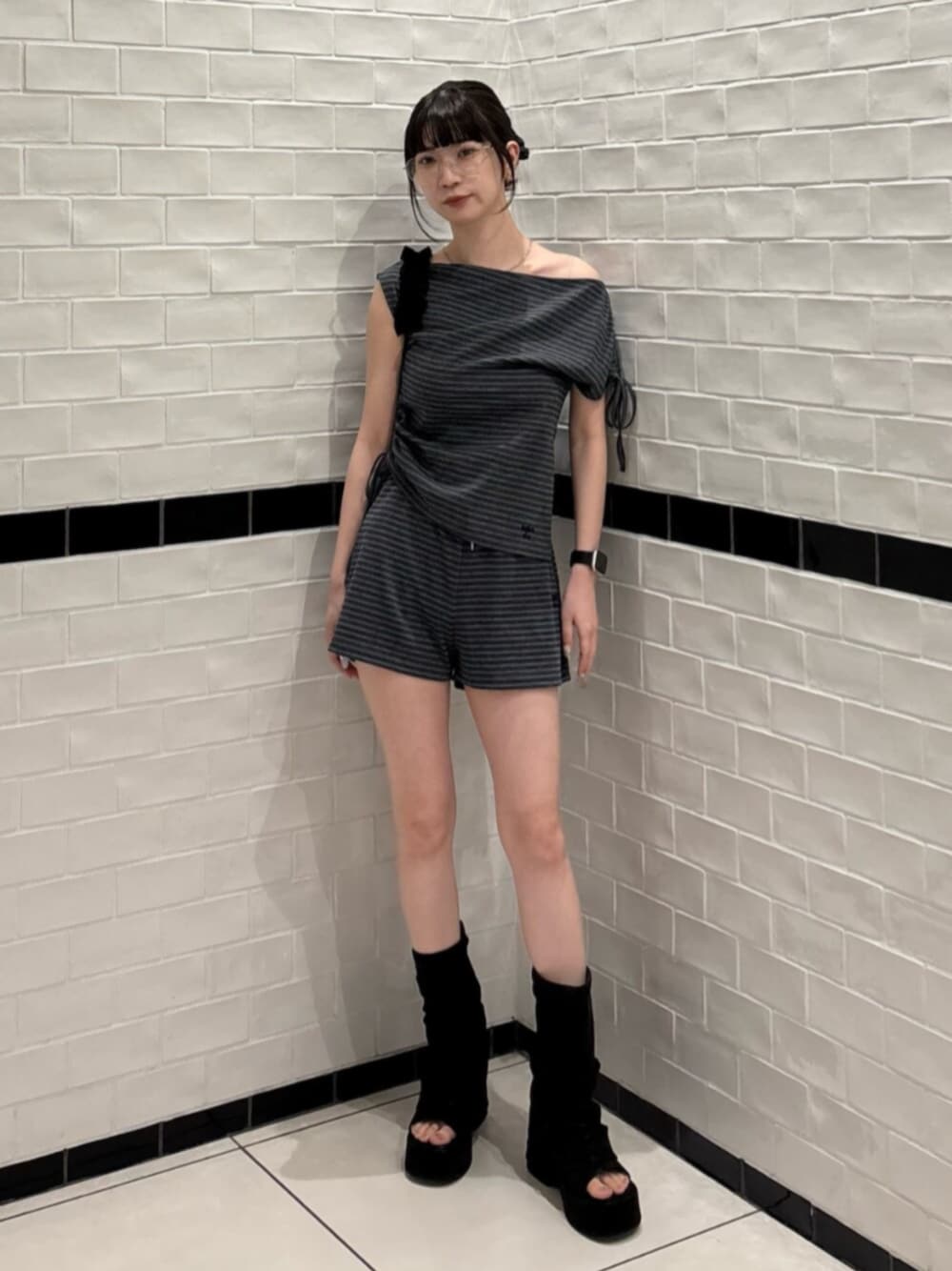 ブラック系のサンダル、ブラック系のショルダーバッグ、グレー系のTシャツ/カットソーを着用したレディースの夏コーディネートの1枚目の写真