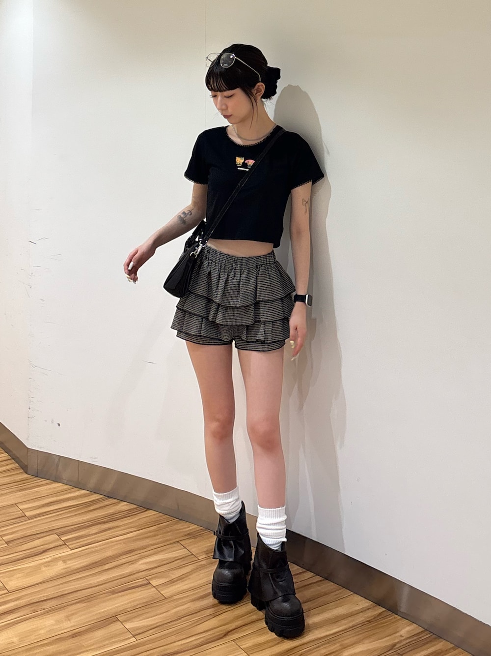 ブラック系のTシャツ/カットソー、ブラック系のハンドバッグ、その他のスカートを着用したレディースの夏コーディネートの1枚目の写真