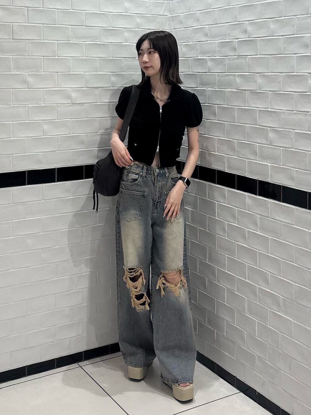 ブラック系のシャツ/ブラウス、ブルー系のデニムパンツ、ホワイト系のサンダルを着用したレディースの夏コーディネートの1枚目の写真