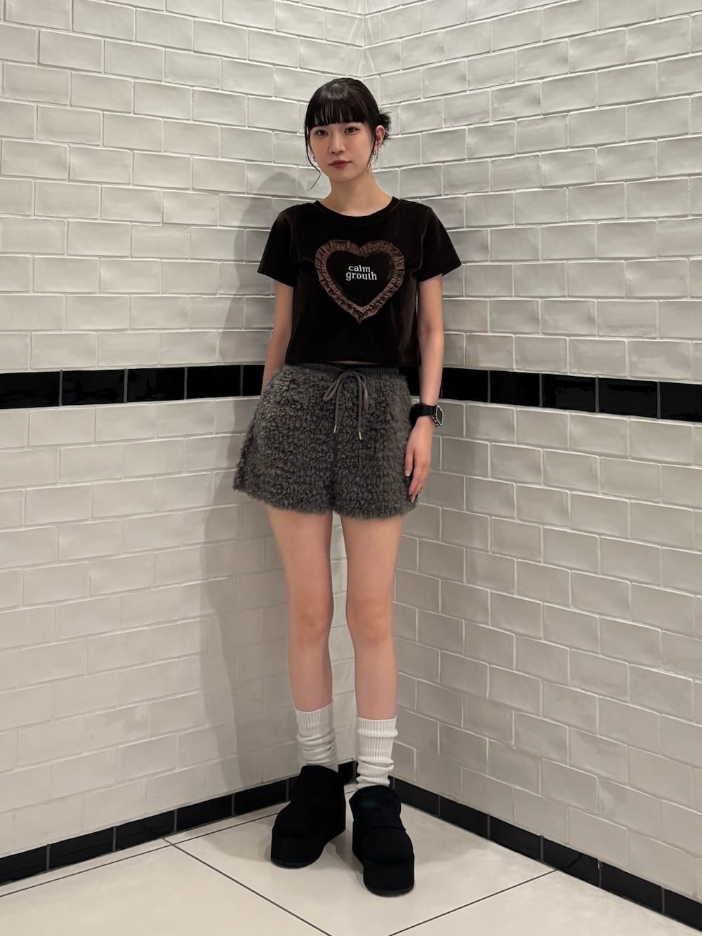 ブラウン系のTシャツ/カットソー、グレー系のその他パンツ、ブラック系のスリッポンを着用したレディースの夏コーディネートの1枚目の写真