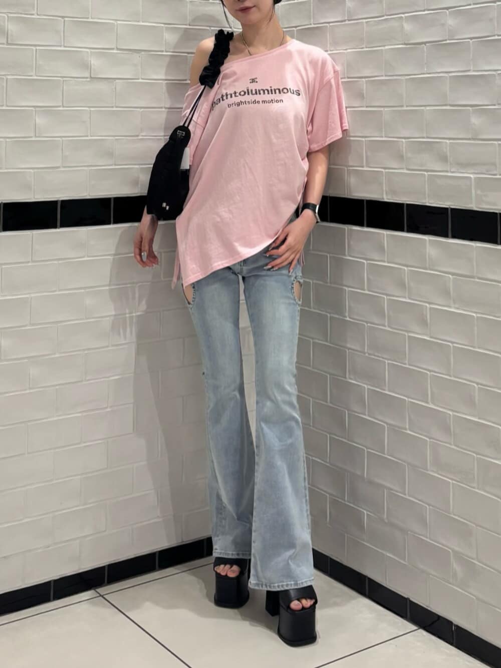 ブラック系のサンダル、ブラック系のショルダーバッグ、ピンク系のTシャツ/カットソーを着用したレディースの夏コーディネートの1枚目の写真