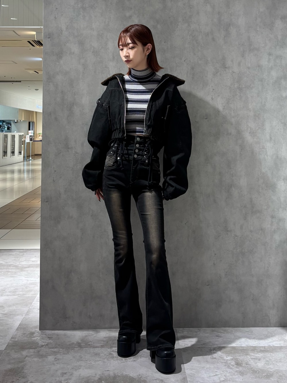 ブルー系のブルゾン、グレー系のニット/セーター、ブラック系のデニムパンツを着用したレディースの秋コーディネートの1枚目の写真