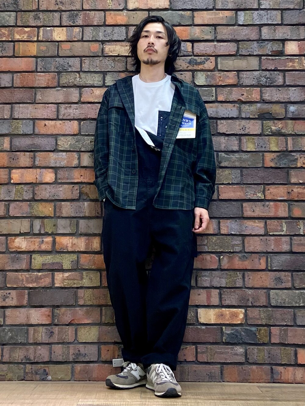 ホワイト系のTシャツ/カットソー、ブラック系のサロペット/オーバーオール、グリーン系のシャツ/ブラウスを着用したメンズの秋コーディネートの1枚目の写真